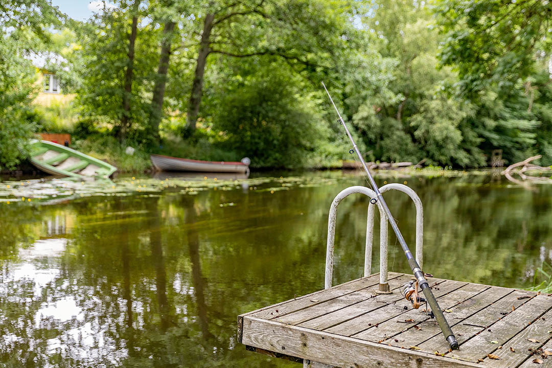 Stilla sjö med badplats