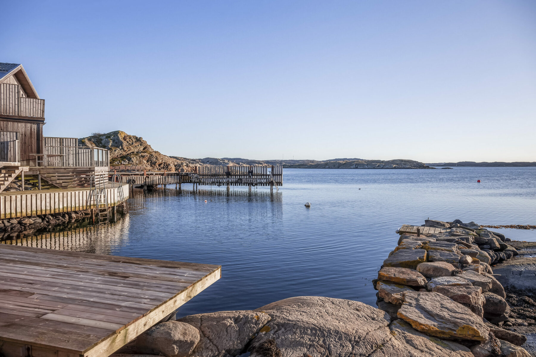 Vacker hamn med blått vatten